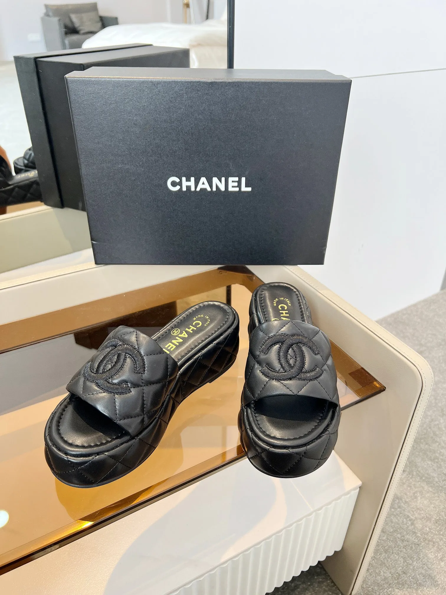 👟👟Ex-factory price 440👟👟 CHANEL｜Xiaoxiang𝟐𝟎𝟐5/𝐒𝐒 𝐧𝐞𝐰Lazy spring and summer new vacation slippers. New design, simple and versatile, super beautiful little slippers 😍 No matter how you look at it, it looks good👍🏻… Fabric: Sheepskin Lining: Sheepskin Color: white, apricot, black. The height of the water table is about 5cm, orders are welcome👏👏👏